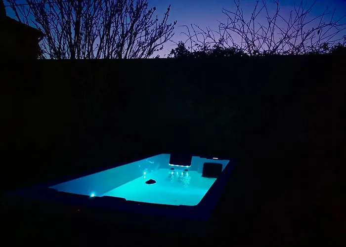 Jacuzzi Privatif Et Diner Aux Chandelles & Et Nuit Romantique Avec Petit Dejeuner Proche De Carcassonne Bed & Breakfast 3*