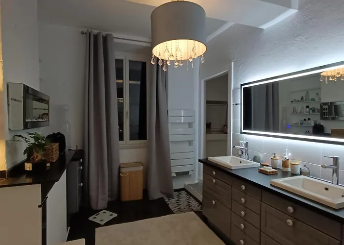 Jacuzzi Privatif Et Diner Aux Chandelles & Et Nuit Romantique Avec Petit Dejeuner Proche De Carcassonne Bed & Breakfast